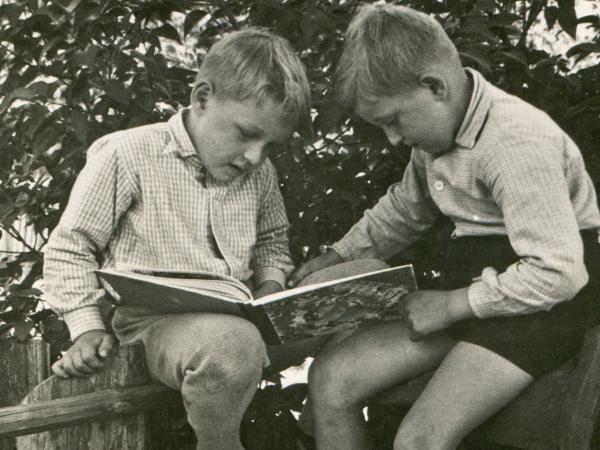 children reading book 